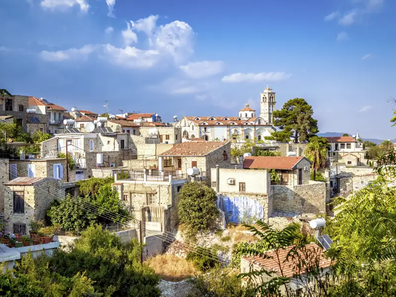 Auf unserer Rundreise auf Zypern besuchen wir Lefkara, ein traditionsreicher Ort, der für die Herstellung kunstvoller Spitzendecken und Servietten bekannt ist.