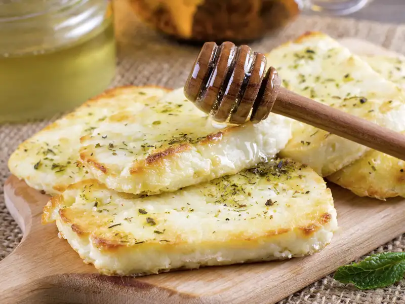 Wir bekommen auf unserer Rundreise auf Zypern gezeigt, wie man aus Ziegenmilch Halloumikäse macht und würzt – in Zypern fast schon ein kulinarisches Nationalheiligtum.