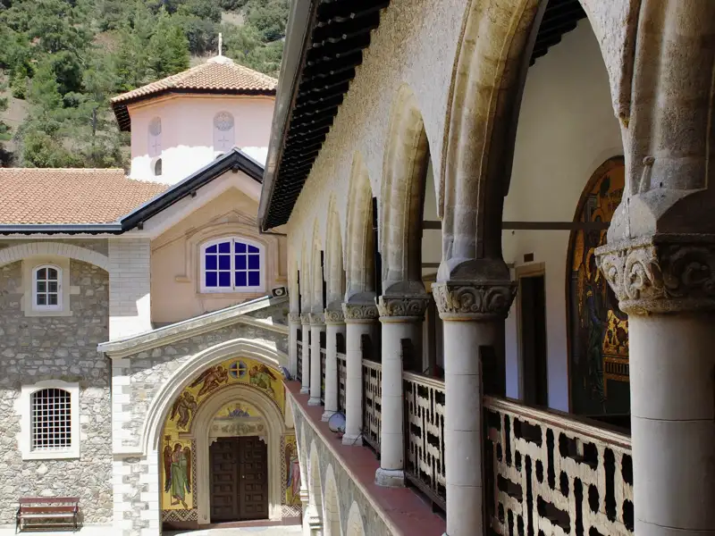 Auf der Rundreise nach Zypern besuchen wir das Kloster Kykkos, das mit seinen Säulen und Bögen besticht.