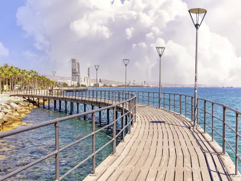 Auf der Rundreise auf Zypern haben Sie die Gelegenheit Limassol auf eigene Faust zu erkunden. Spazieren Sie entlang der Uferpromenade und genießen den Blick auf die Stadt sowie aufs Meer.