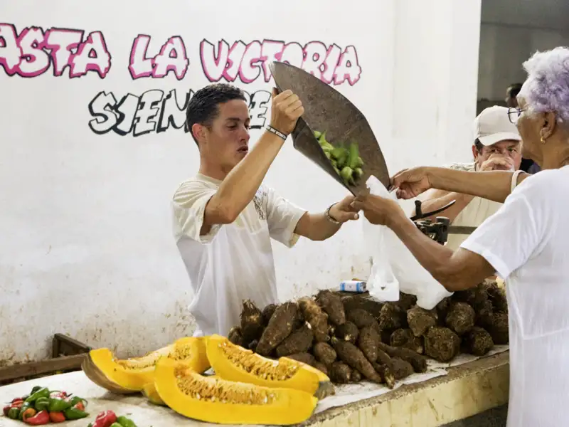 Die Begegnung mit Land und Leuten und das Eintauchen in den Alltag der Kubaner zählt zu den authentischen Erlebnissen während Ihrer Rundreise durch Kuba mit Marco Polo-Reiseleitung.