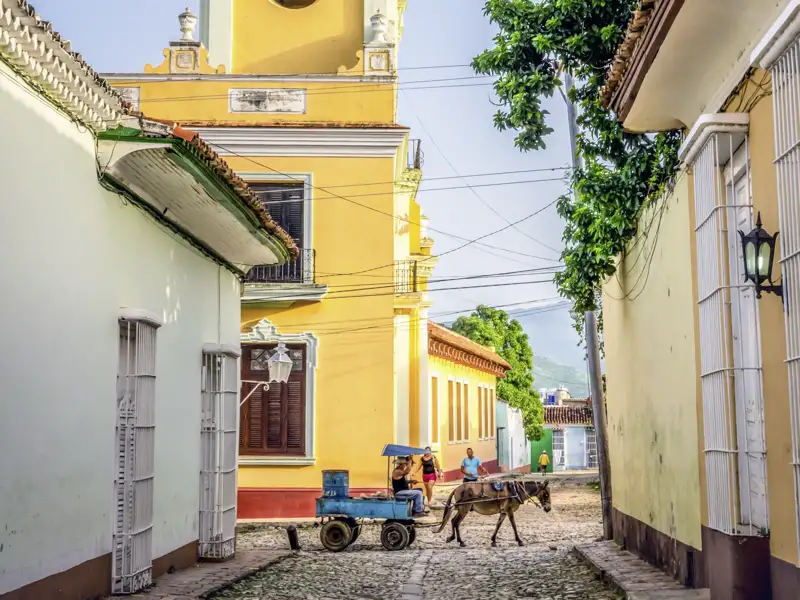In Trinidad (UNESCO-Welterbe) lädt Sie Ihre Marco Polo-Reiseleitung beim Stadtrundgang durch die koloniale Altstadt zur Zeitreise ein.