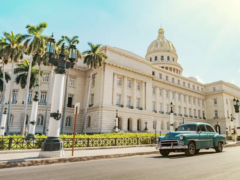 Auf unserem Stadtrundgang durch Havannas Altstadt (UNESCO-Welterbe) sind die klassischen amerikanischen Oldtimer ein beliebtes Fotomotiv. Natürlich gibt es auch die Gelegenheit, mit einem Oldtimer über die Uferstraße Malecón zu cruisen.