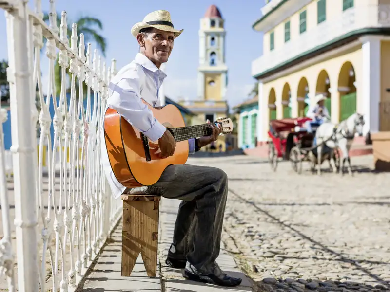 Die Klänge kubanischer Musik sind auf unserer Rundreise durch Kuba in den Gassen von Trinidad allgegenwärtig. Auf der Freitreppe können Sie abends zum Rhythmus der Livemusik richtig loslegen und tanzen - so wie die halbe Stadt.