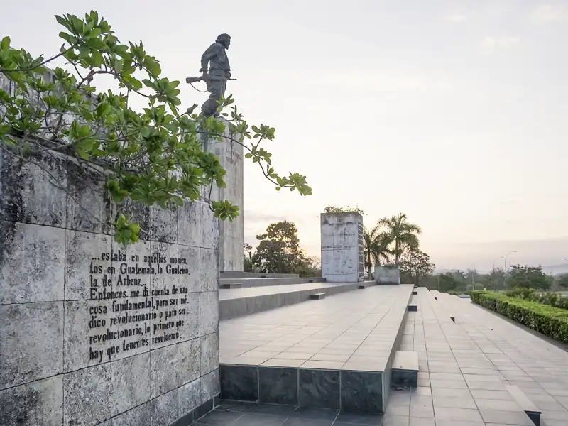 Das Konterfei von Ernesto "Che" Guevara und Fidel Castro ist in Kuba überall gegenwärtig. Vor der Che-Guevara-Gedenkstätte in Santa Clara erfahren wir von unserer Marco Polo-Reiseleitung, wie Fidels Weggefährte zur Ikone des Kommunismus wurde.