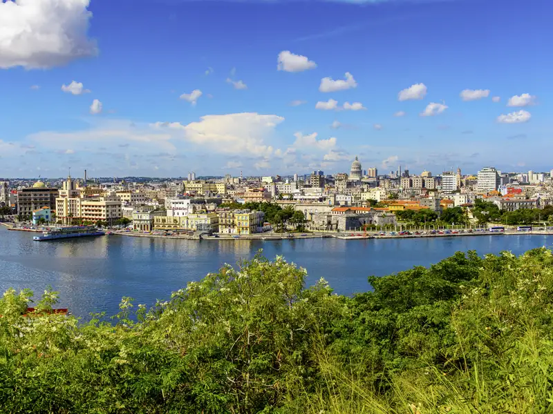 Vom Aussichtspunkt Cristo de La Habana bietet sich ein atemberaubender Panoramablick über die Hauptstadt Havanna – ein Highlight zum Auftakt der Marco Polo-Rundreise durch Kuba.