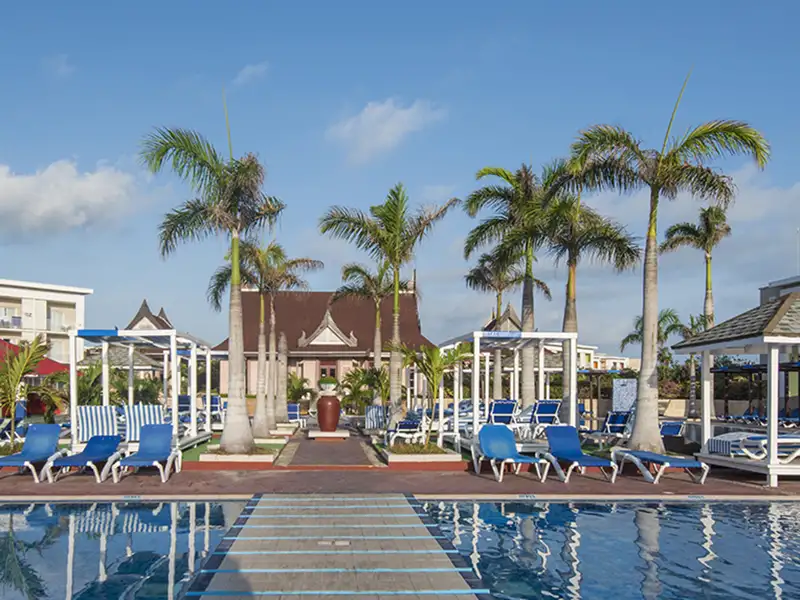 Direkt am feinsandigen Strand gelegen, erwartet Sie auf Ihrer Kuba-Rundreise mit Marco Polo das All-inclusive-Resort Playa Cayo Santa María, eine weitläufige Hotelanlage mit vier Pools, Sonnenterrassen und Gärten – ideal zum Erholen und Genießen.