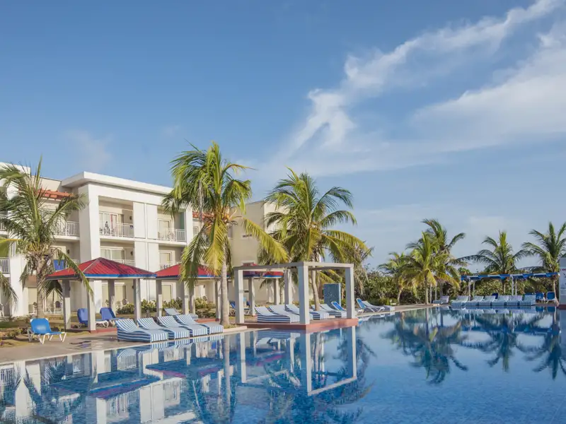 Cayo Santa María, eine kleine, malerische Insel vor der Nordküste Kubas, begeistert auf Ihrer Marco Polo-Rundreise mit endlosen weißen Sandstränden, türkisblauem Meer und einer entspannten Atmosphäre fernab vom Trubel des Alltags.