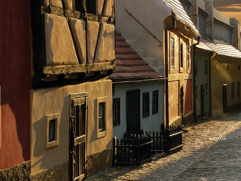 Bei Ihrer Reise nach Prag werfen Sie einen Blick in das Goldene Gässchen. Eine malerische Straße mit kleinen, bunten Häusern, die sich an die Burgmauer schmiegen.