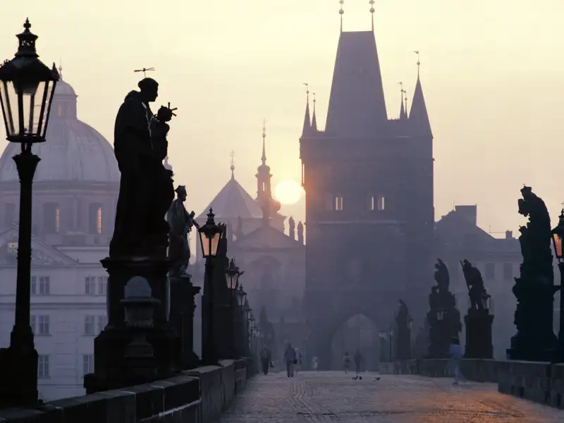 Bei Ihrer Reise nach Prag passieren Sie die Karlsbrücke. Hier lohnt ein Blick nach rechts und links, um die imposanten Barockstatuen zu bewundern.