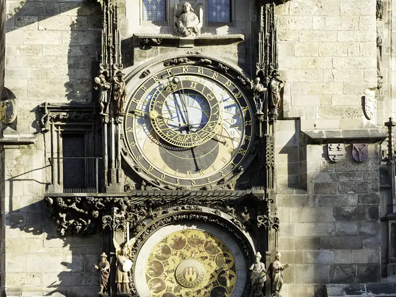 Bei Ihrer Reise nach Prag sehen Sie bei Ihrem Rundgang die astronomische Uhr an der Südwand des Altstädter Rathauses. Sie zeigt sowohl die mitteleuropäische Zeit, als auch die altböhmische und babylonische Zeit an, sowie die Position von Sonne und Mond.