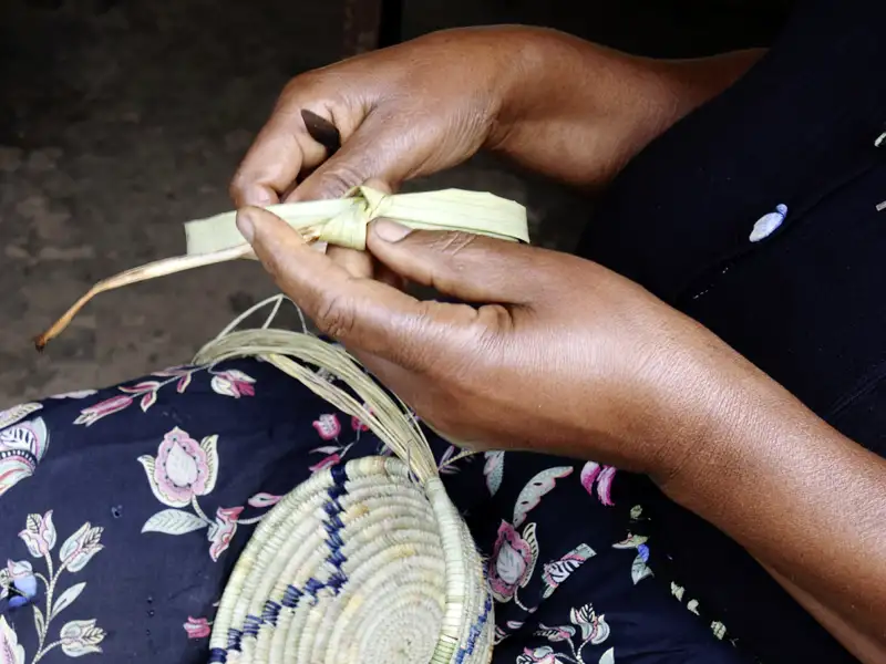 Auf Ihrer Rundreise durch Uganda bekommen Sie die Gelegenheit einer Korbflechterin über die Schulter zu sehen und können sich auch selbst an dem Handwerk versuchen.