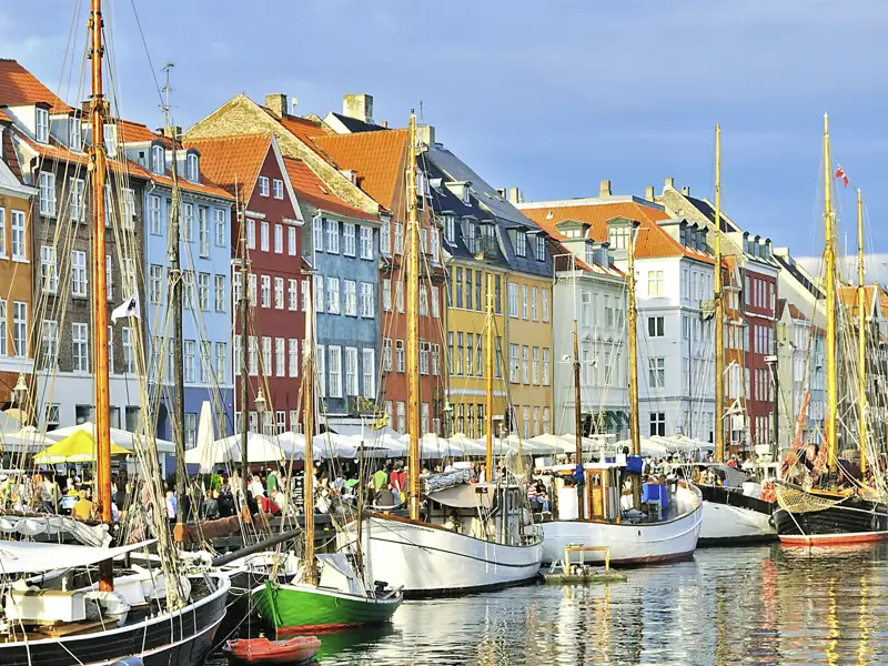 Bei unserer Reise erkundigen wir die dänische Hauptstadt Kopenhagen und bestauen die bunten Häuser mit den Segelbooten am Hafen.