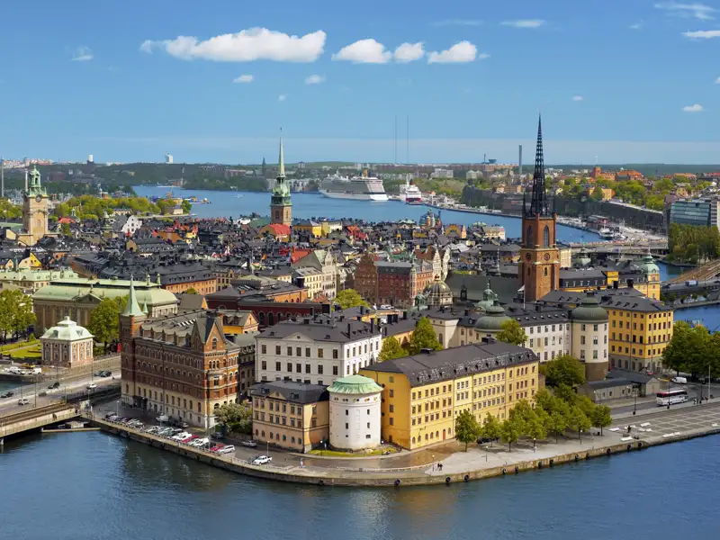 Bei Ihrer Reise besuchen Sie die Altstadt von Stockholm, bekannt als Gamla Stan, mit ihren engen Kopfsteinplastergassen, der Kathedrale und den alten Gebäuden.