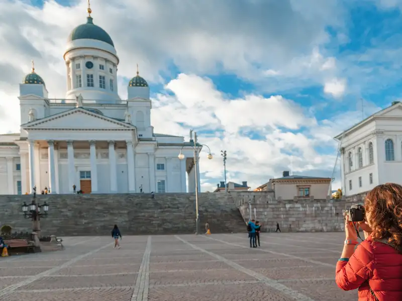 Bei Ihrer Reise fahren Sie am Senatsplatz in Helsiki vorbei und erhaschen eine Bllick auf den Dom.