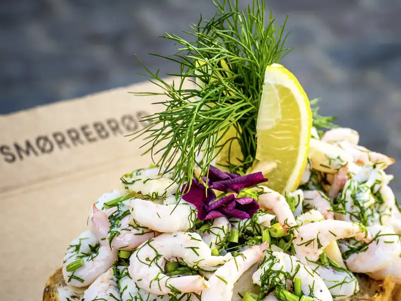 Auf dieser Städtereise nach Kopenhagen werden Sie auch Zeit haben, Toast Skagen, die Nationalspeise Dänemarks, zu probieren.