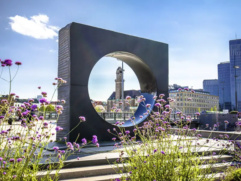 Auf Ihrer Reise haben Sie Gelegenheit eine Bummel durch Malmö zu machen. Vielleicht können Sie auch das Rathaus und die Skulptur davor bestaunen.