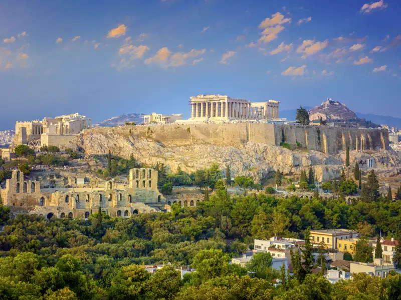 Blick auf die beeindruckende Akropolis in Athen im warmen Abendlicht.
