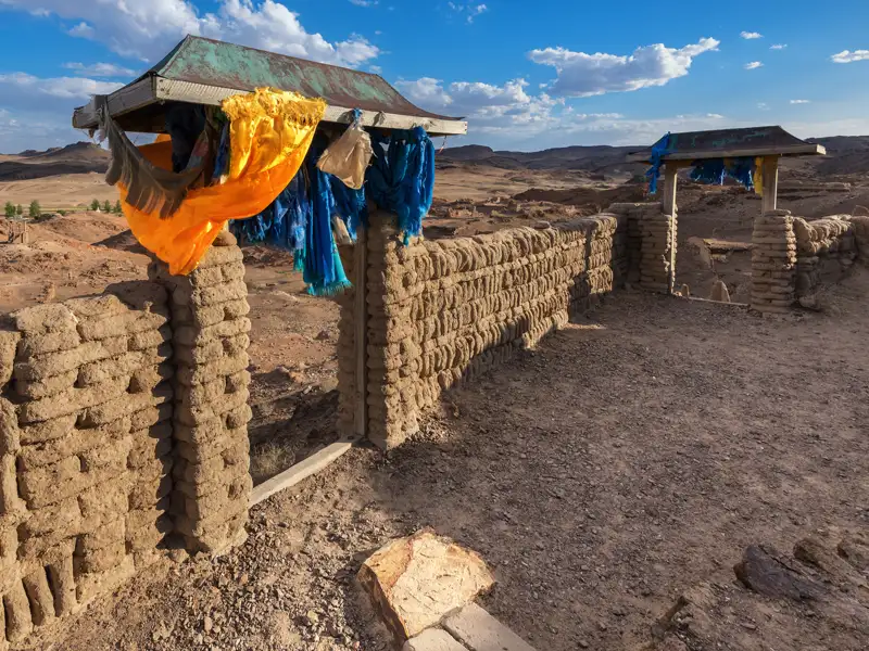 Traditionelle Unterkunft mit bunten Tüchern im Sonnenlicht