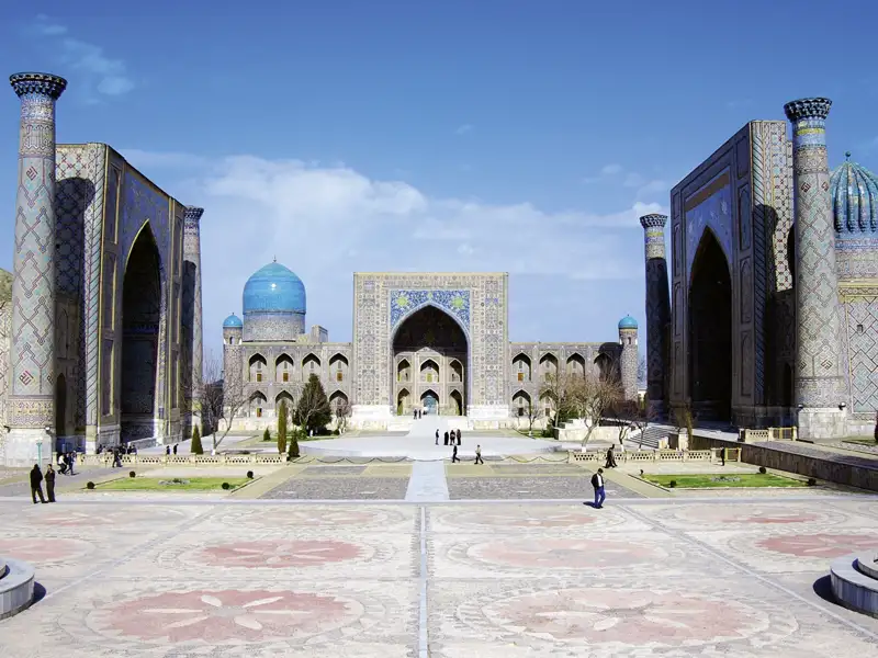 Kachelverzierte Moscheen und Medresen am imposanten Registanplatz in Samarkand