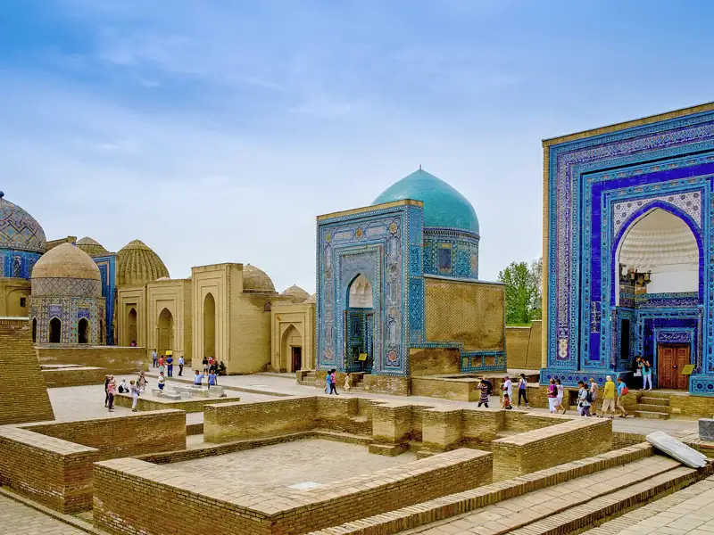 Historische Architektur in Shah-e-Zinda bei Samarkand mit blauen Kuppeln und kunstvollen Mosaiken auf der Usbekistan Reise.