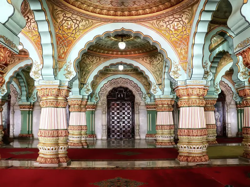 Fein verzierte Säulen in der Durbar-Halle des Mysore-Palasts