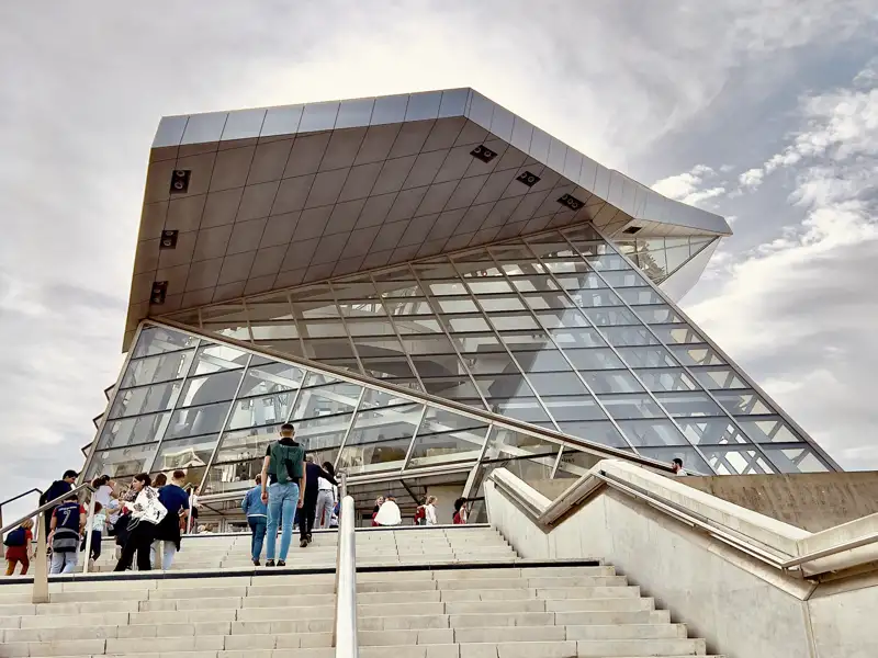 Am Silvestervormittag statten wir auch dem Musée des Confluences am Ufer von Saone und Rhone in Lyon einen Besuch ab