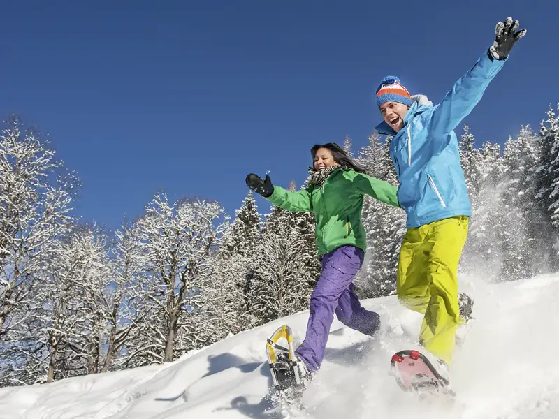 An Neujahr fahren wir hinaus in die Winterlandschaften der Französischen Alpen und unternehmen gemeinsam in der Gruppe von 20- bis 35-Jährigen eine Schneeschuhwanderung