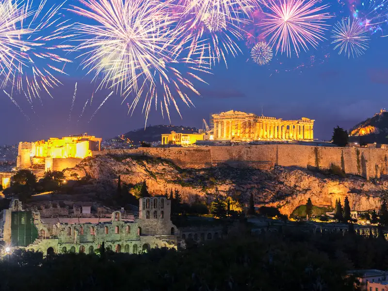 Spektakuläres Silvester-Feuerwerk über der beleuchteten Akropolis in Athen.