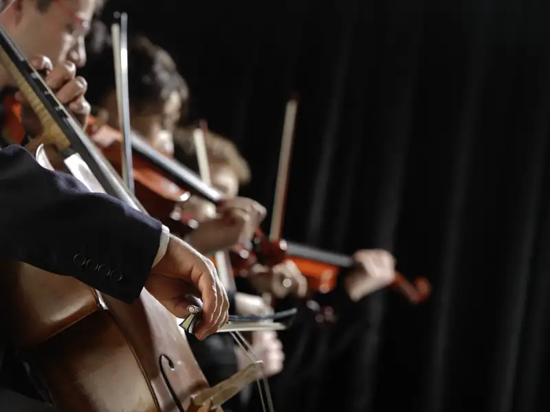 Streicher spielen zum Silvesterabend ein Stück im Nationalen Forum für Musik in Breslau.