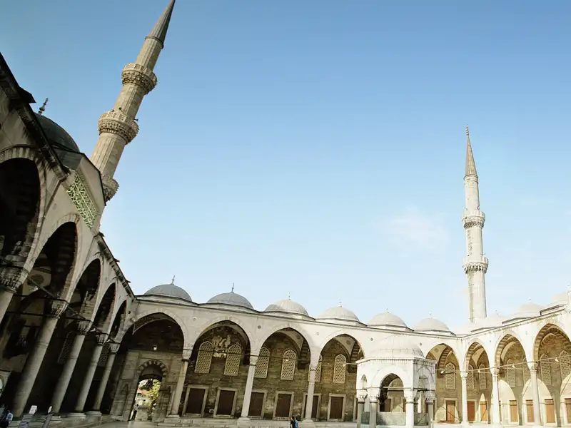 Der rechteckige Hof vor der Blauen Moschee in Istanbul ist von eleganten Arkaden umgeben, die Mitte ziert ein Brunnen.