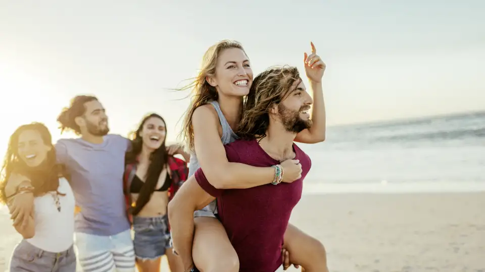 Gehüpft wie gesprungen, auf unserer YOUNG LINE Rundreise nehmen wir alle Kykladen-Highlights mit! Athen, Naxos, Ios und auf Wunsch auch Mykonos und Santorin.