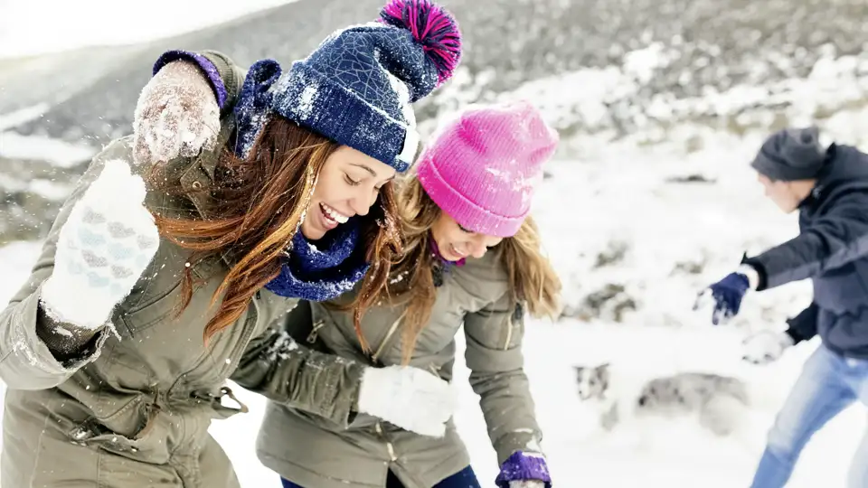 Auf unserer YOUNG LINE Reise durch Island im Winter erleben wir heiße Quellen, gigantische Gletscher und tosende Wasserfälle -  für eine Schneeballschlacht zwischendrin bleibt natürlich auch noch Zeit.