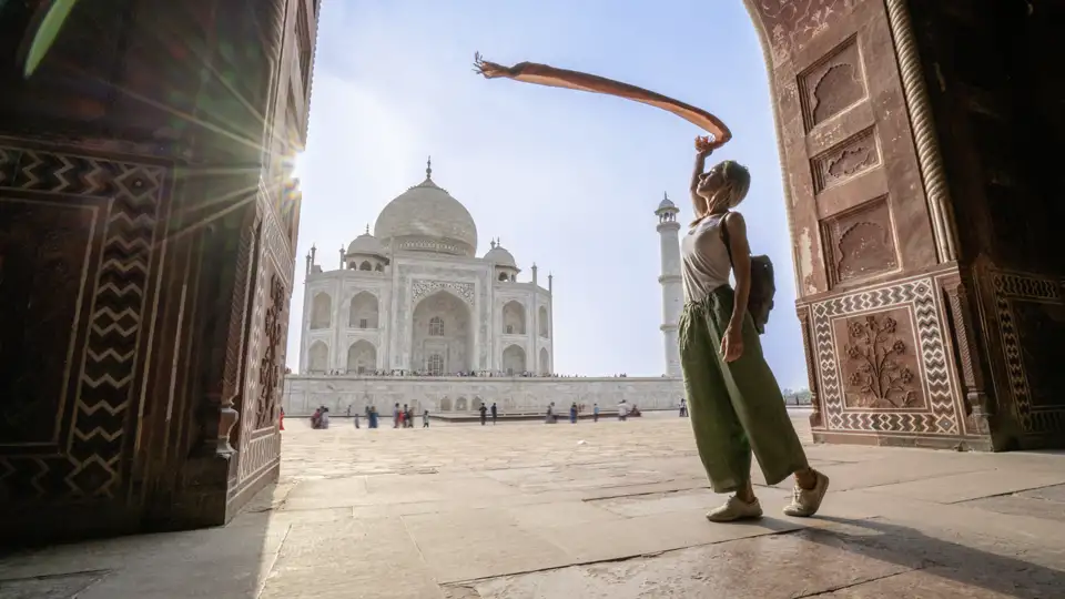 Auf unserer YOUNG LINE Rundreise durch Indien bewundern wir das Taj Mahal bei Tag als auch zum Sonnenuntergang - ein unglaublich beeindruckendes Gebäude!