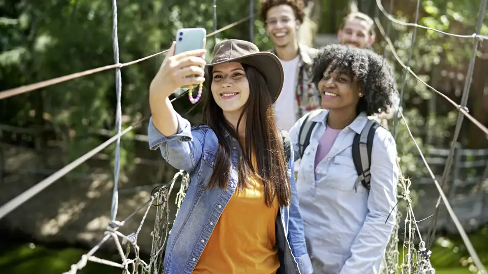 Auf unserer YOUNG LINE Reise treffen wir gleichaltrige und vor allem gleichgesinnte Traveller und haben neben den gemeinsamen Erlebnissen viel Spaß.