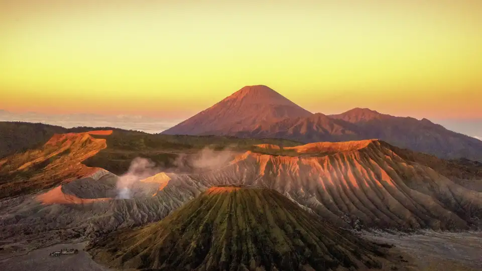 Durchs Dunkel wandern wir auf unserer Marco Polo Reise in der Mini-Gruppe zum besten Viewpoint - gleißend rot enthüllt der Sonnenaufgang den Mt. Bromo.