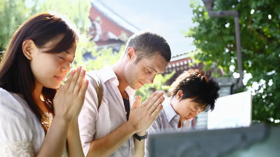 Auf unserer Marco Polo Rundreise durch Japan legen wir wie die Einheimischen am Asakusa-Tempel in Tokio eine Pause zum Innehalten ein.