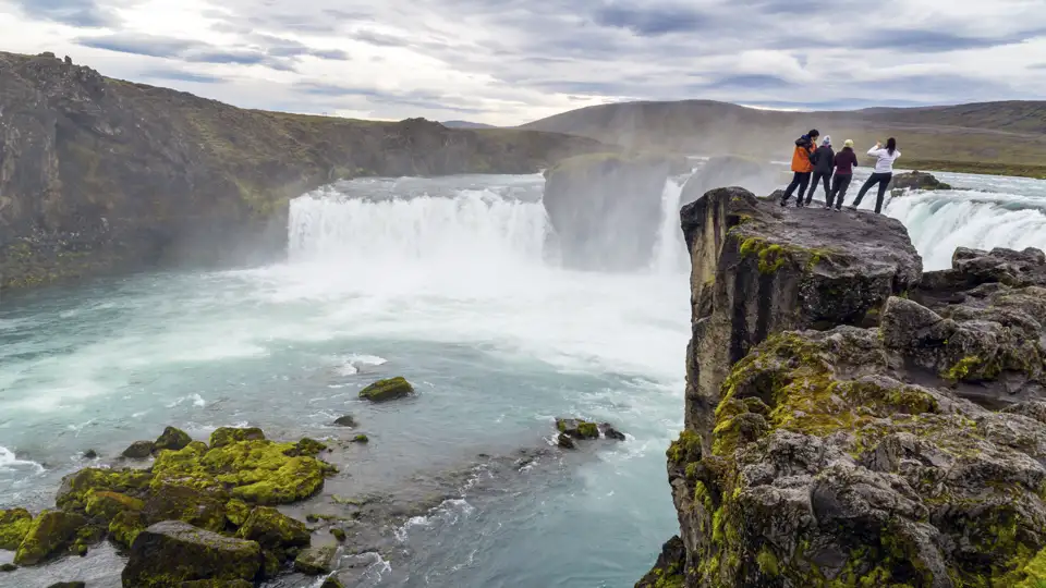 Auf Ihrer Rundreise durch Island dürfen natürlich die beeindruckenden Wasserfälle der Insel nicht fehlen - einer der mächtigsten: der Godafoss.