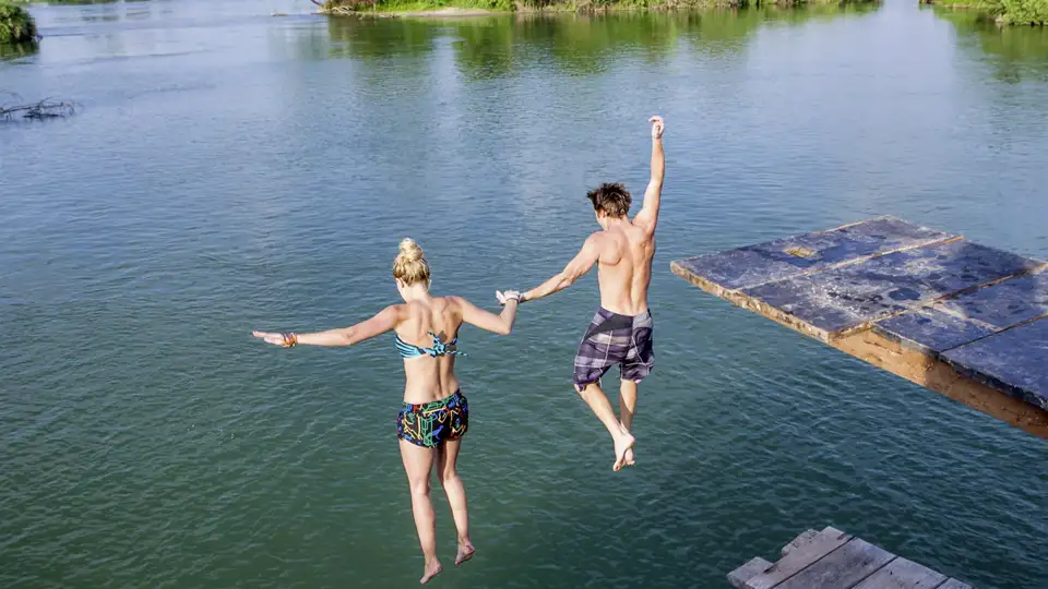 Auf unserer YOUNG LINE TRAVEL Rundreise durch Laos haben wir immer wieder Zeit für einen Sprung ins kühle Nass, wie z.B. hier bei den 4000 Islands.
