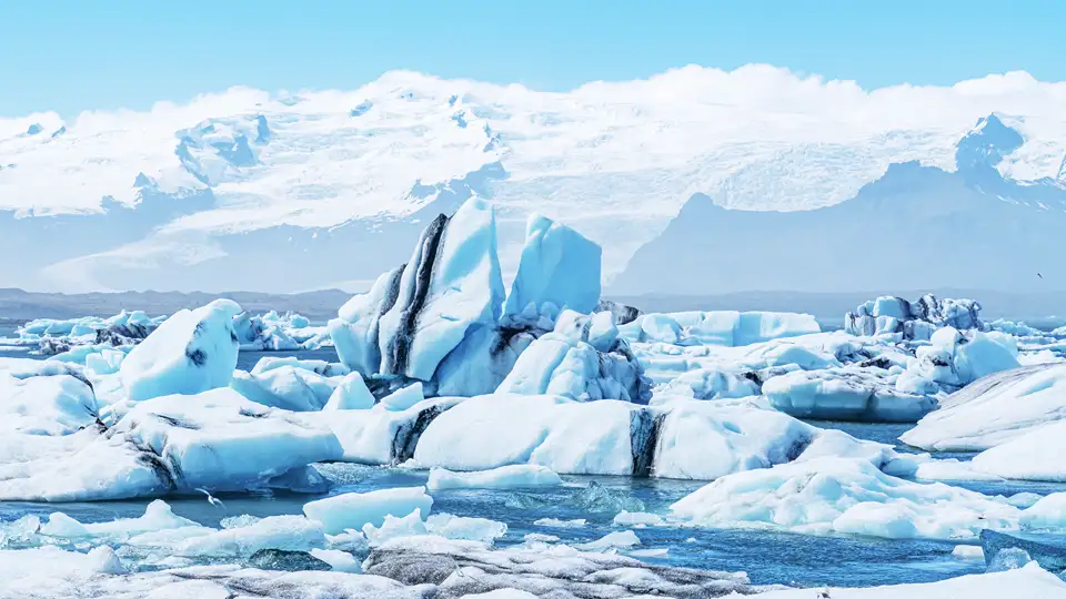 Eines der Highlights auf unserer Rundreise im Winter durch Island ist die Gletscherlagune Jökulsarlon mit ihren riesigen, in verschiedenen Farben leuchtenden, Eisbergen.