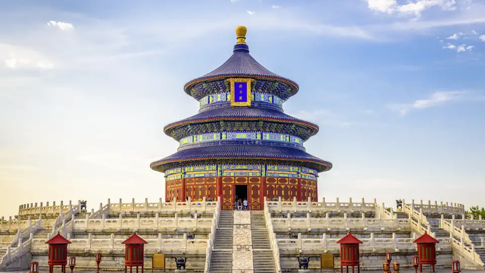 Fotostopp beim Himmelstempel in Peking auf Ihrer Rundreise durch China. Anschließend bummeln über den Tiananmen, den "Platz des Himmlischen Friedens".