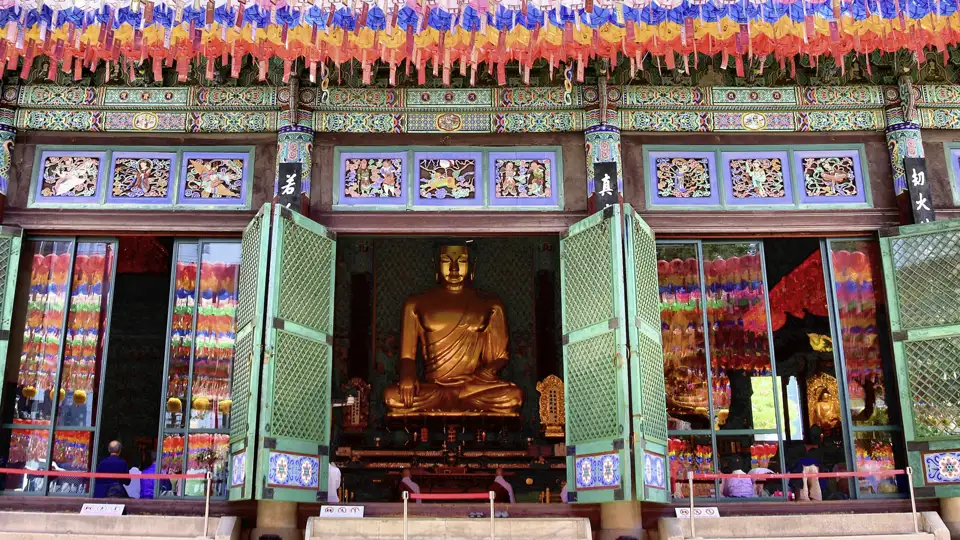 Immer wieder treffen Sie auf Ihrer individuellen Rundreise durch Südkorea auf bunte Tempel.