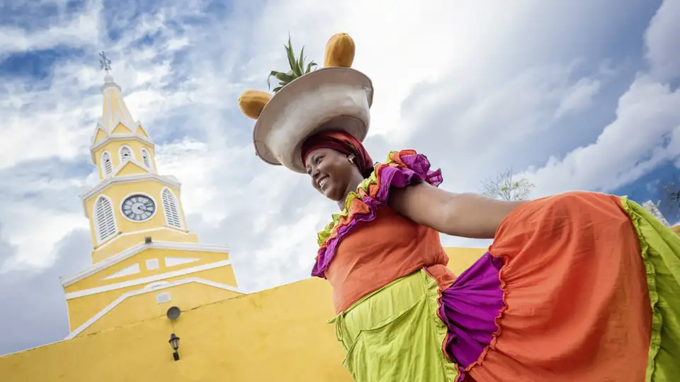 Zum Finale Ihrer individuellen Rundreise durch Kolumbien erkunden Sie die prächtig restaurierte Altstadt von Cartagena und begegnen bestimmt auch der ein oder anderen Frau in farbenfroher Tracht.