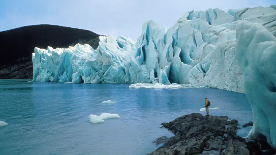 Auf Ihrer individuellen Rundreise durch Chile und Argentinien unternehmen Sie eine Exkursion in den Nationalpark Los Glaciares, wo Sie das Naturschauspiel am Perito-Moreno-Gletscher bewundern können.