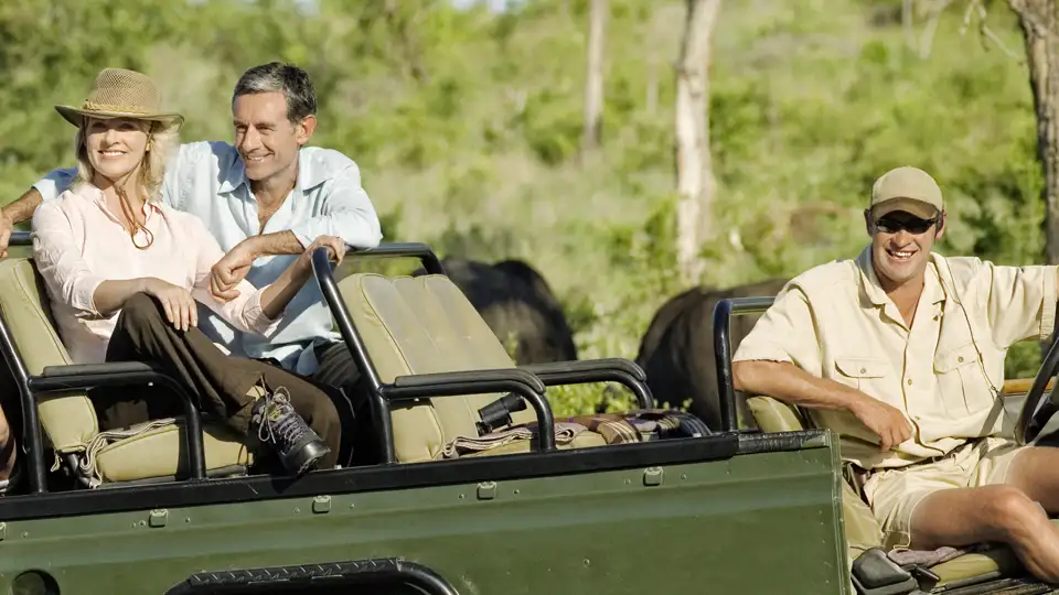 Mit einem Ranger sind Sie auf Ihrer individuellen Rundreise durch Südafrika im offenen Safarifahrzeug in der Krügerparkregion unterwegs.