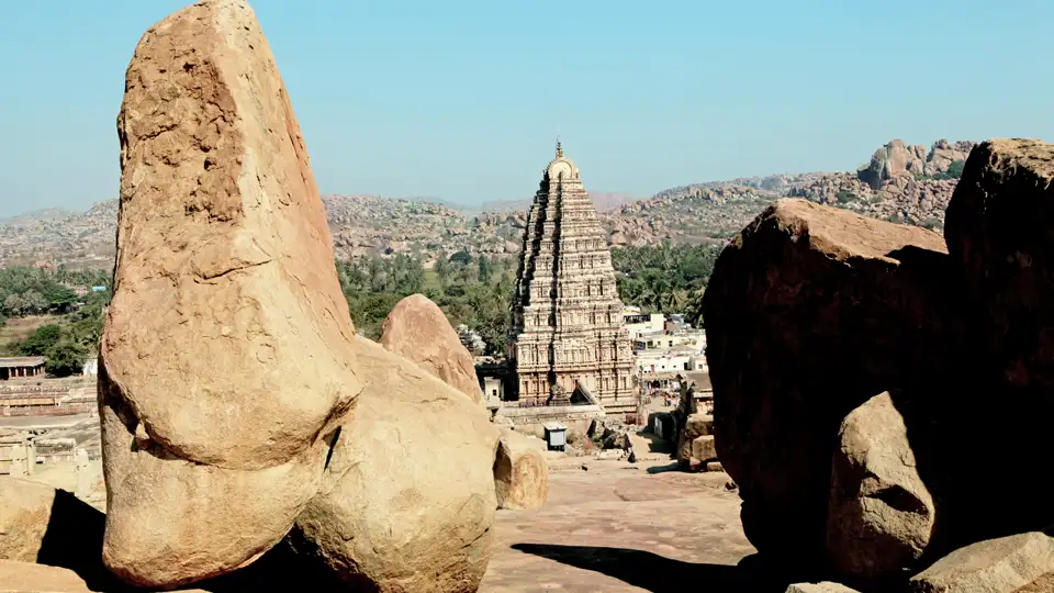 In Karnataka besuchen Sie auf Ihrer individuellen Indien-Rundreise die ehemalige Metropole des Hindureiches Hampi - eine der spektakulärsten Sehenswürdigkeiten Südindiens. Über ein weitläufiges Gelände verteilt sehen Sie gigantische Felsbrocken, jahrhundertealte Tempel und Reste der ehemaligen Königsstadt.