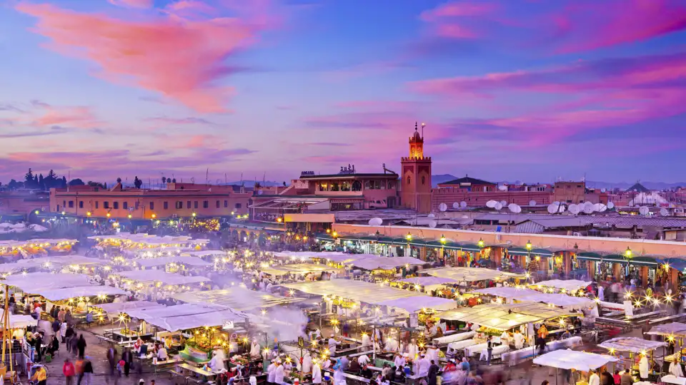 Bei Ihrer Rundreise durch Marokko erleben wir viel Trubel auf dem Djemaa el-Fna, dem einstigen Platz der Gehenkten. Heute tobt das Leben auf dem zentralen Marktplatz in Marrakesch.