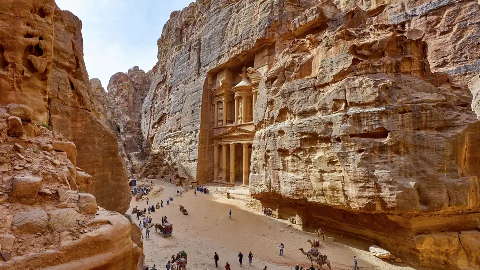 Kaum ein Sonnenstrahl dringt zu uns, wenn wir zwischen Felswänden durch den schmalen Sik gehen. Diese Schlucht ist der Zugang zur Nabatäerstadt Petra. Nach zwei Kilometern zwischen engen Canyonwänden taucht das gigantische Schatzhaus des Pharao vor uns auf. Das erwartet Sie auf unserer Rundreise durch Jordanien.