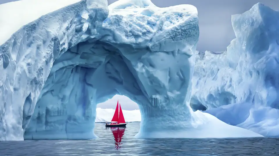 Ein Highlight auf Ihrer individuellen Reise nach Grönland: In Ilulissat unternehmen Sie zwischen den Eisbergen eine spannende Bootstour.