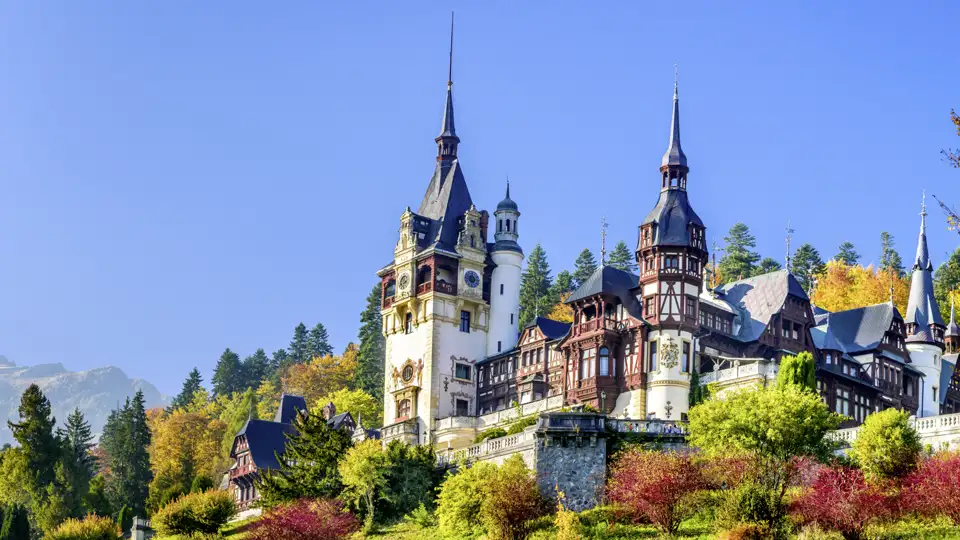 Schloss Peleș mit seinen Türmen und der detaillierten Architektur im Herbst.